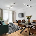 Sunny 2br Large Midtown Flat - 3 Superb Balconies アパート