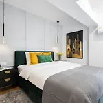 Sunny 2br Large Midtown Flat - 3 Superb Balconies アパート ブカレスト