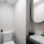 Sunny 2br Large Midtown Flat - 3 Superb Balconies