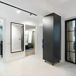 Sunny 2br Large Midtown Flat - 3 Superb Balconies
