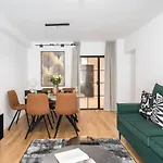 Sunny 2br Large Midtown Flat - 3 Superb Balconies * ブカレスト