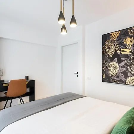 Sunny 2br Large Midtown Flat - 3 Superb Balconies *