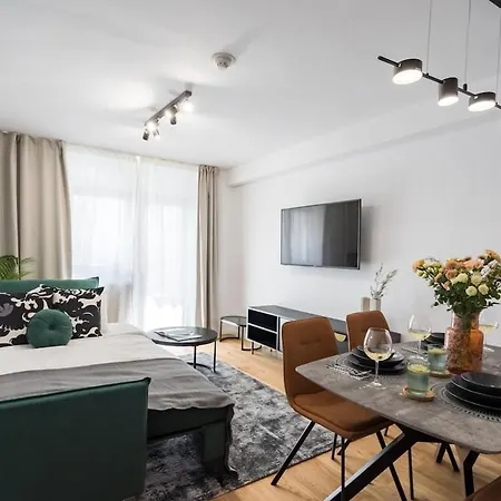 Sunny 2br Large Midtown Flat - 3 Superb Balconies