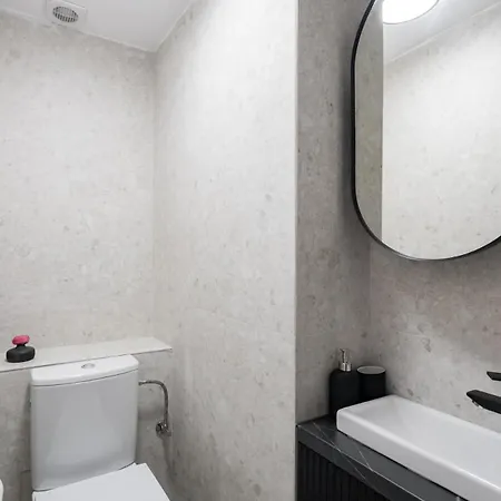 Sunny 2br Large Midtown Flat - 3 Superb Balconies