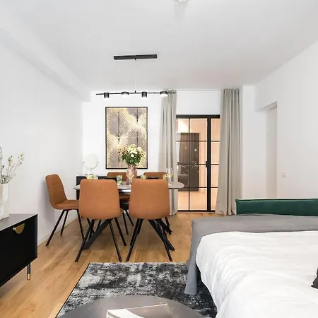 Sunny 2br Large Midtown Flat - 3 Superb Balconies Apartment Bukarest