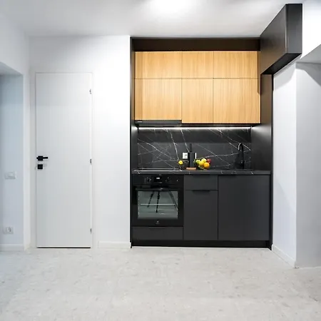 Sunny 2br Large Midtown Flat - 3 Superb Balconies