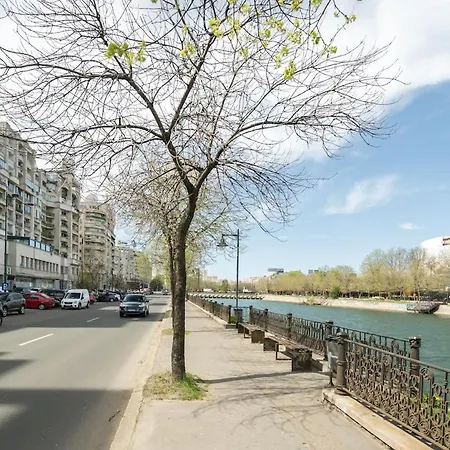 Sunny 2br Large Midtown Flat - 3 Superb Balconies