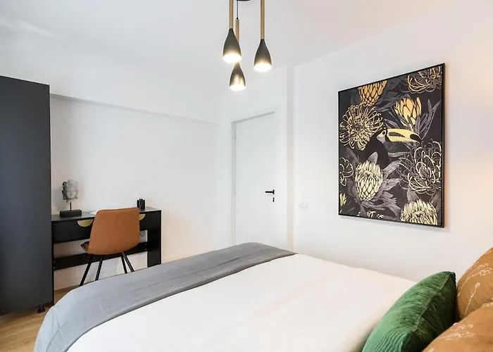 Sunny 2br Large Midtown Flat - 3 Superb Balconies *