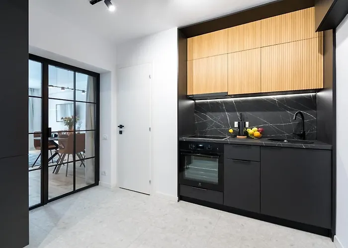 Sunny 2br Large Midtown Flat - 3 Superb Balconies