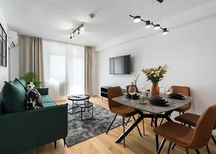 Sunny 2br Large Midtown Flat - 3 Superb Balconies Апартаменти