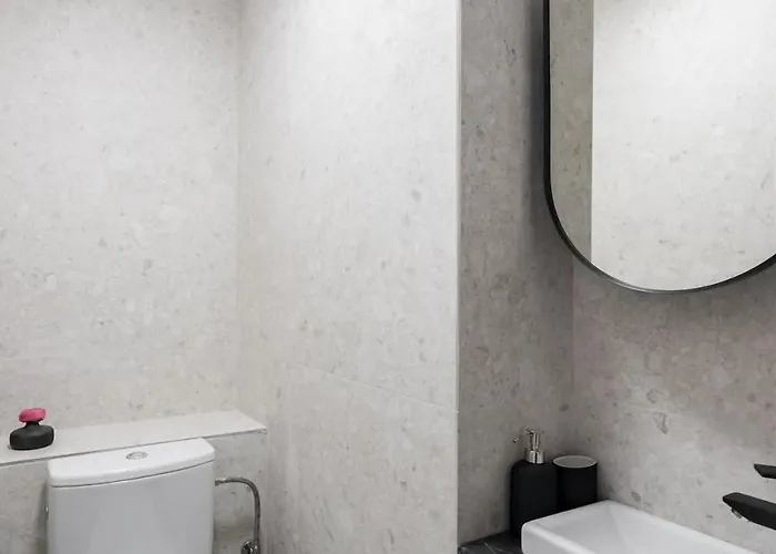 Sunny 2br Large Midtown Flat - 3 Superb Balconies