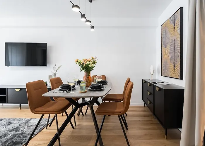 Sunny 2br Large Midtown Flat - 3 Superb Balconies