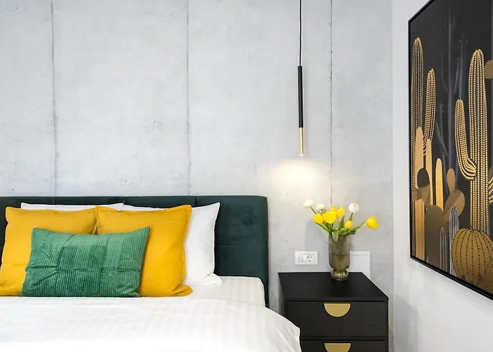 Апартаменти Sunny 2br Large Midtown Flat - 3 Superb Balconies *