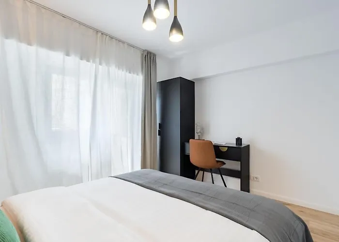 Sunny 2br Large Midtown Flat - 3 Superb Balconies *