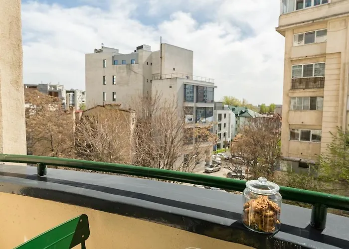 Sunny 2br Large Midtown Flat - 3 Superb Balconies