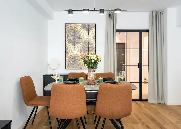 Апартаменти Sunny 2br Large Midtown Flat - 3 Superb Balconies