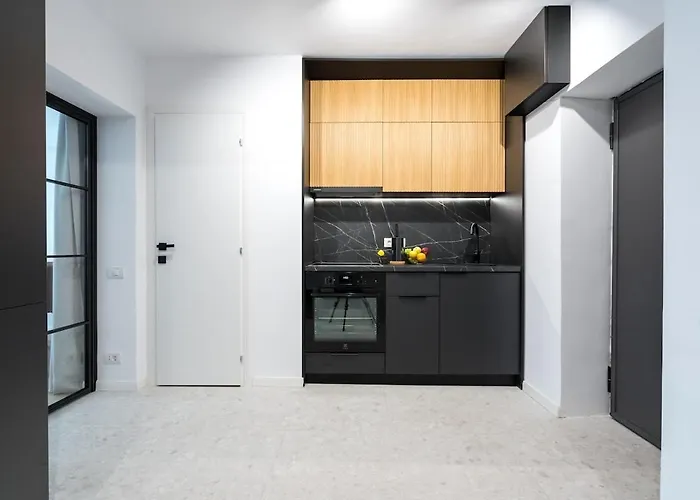 Sunny 2br Large Midtown Flat - 3 Superb Balconies