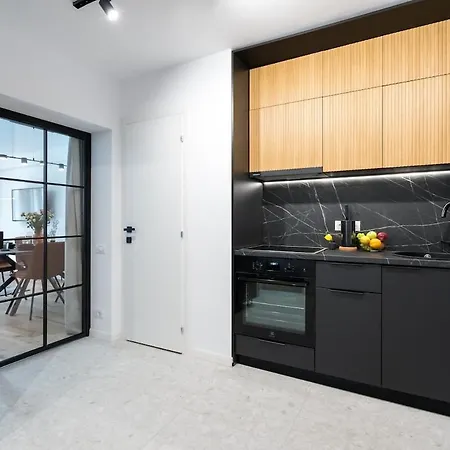 Sunny 2br Large Midtown Flat - 3 Superb Balconies