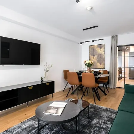 Апартаменты Sunny 2br Large Midtown Flat - 3 Superb Balconies *