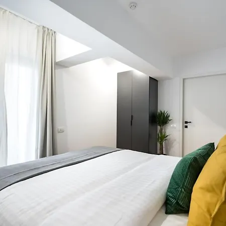 Sunny 2br Large Midtown Flat - 3 Superb Balconies Boekarest