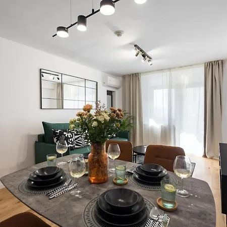 Апартаменты Sunny 2br Large Midtown Flat - 3 Superb Balconies Бухарест
