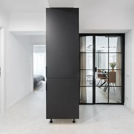 Апартаменты Sunny 2br Large Midtown Flat - 3 Superb Balconies