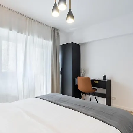 Sunny 2br Large Midtown Flat - 3 Superb Balconies *