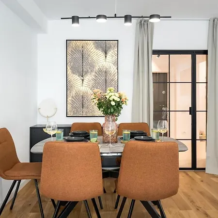 Апартаменты Sunny 2br Large Midtown Flat - 3 Superb Balconies