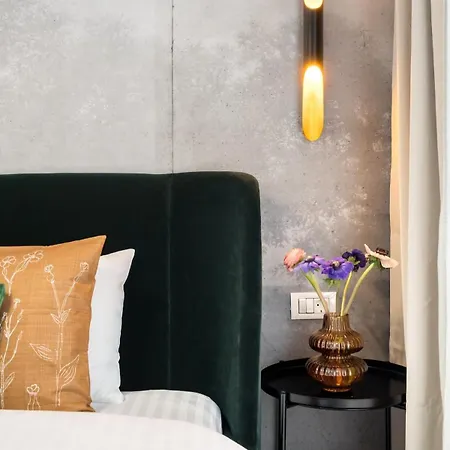 Sunny 2br Large Midtown Flat - 3 Superb Balconies