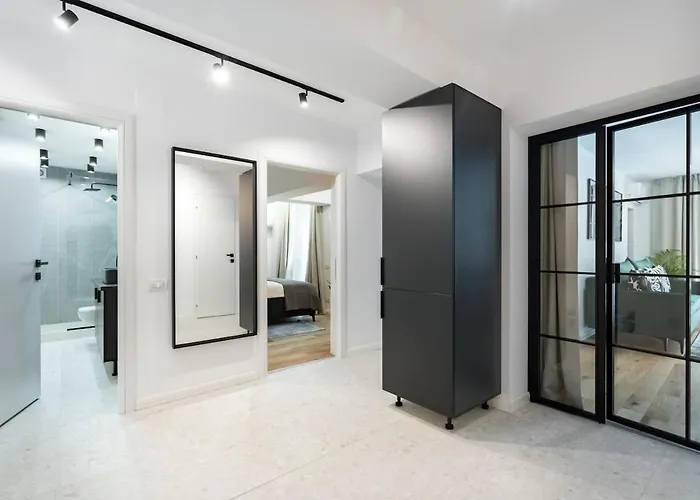 Sunny 2br Large Midtown Flat - 3 Superb Balconies