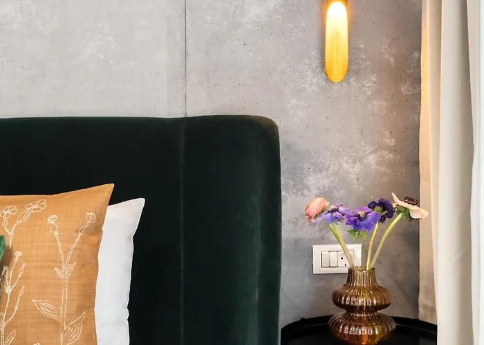 Sunny 2br Large Midtown Flat - 3 Superb Balconies